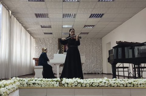В Лебапской школе искусств состоялся концерт выпускницы Наргис Каримовой