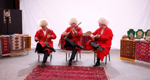 Туркменская музыка и традиции представлена в театре Парижа