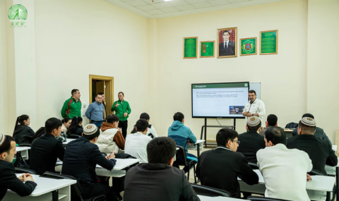 В Туркменистане запущена программа обучения молодых футбольных судей