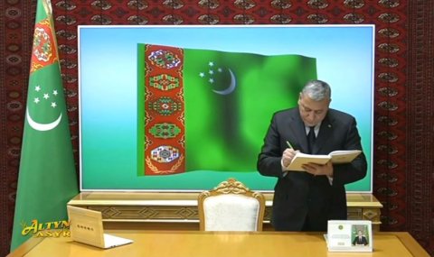 Президент Туркменистана одобрил меры для бесперебойной работы НПЗ  