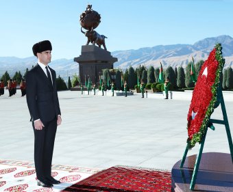 Президент Туркменистана почтил память жертв Ашхабадского землетрясения и войны