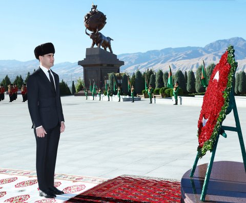 Президент Туркменистана почтил память жертв Ашхабадского землетрясения и войны