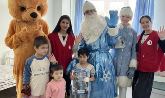 Волонтеры Красного Полумесяца организовали новогодний праздник для детей в ашхабадских больницах