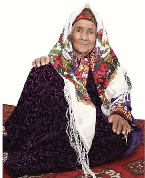 Жительница туркменского села отметила 110-летие в кругу четырёх поколений семьи