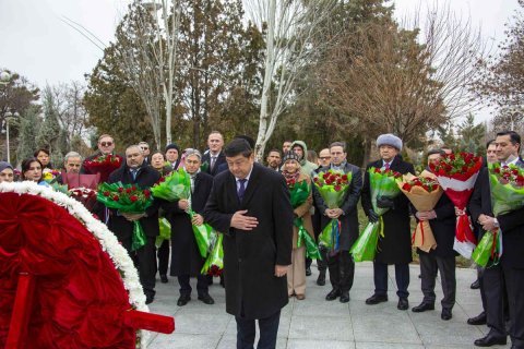 В Ашхабаде почтили память Алишера Навои в год его 585-летия