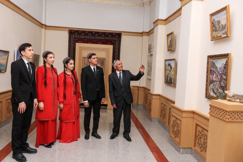 Юбилейная выставка художника Амангельды Хыдырова открылась в Балканабате