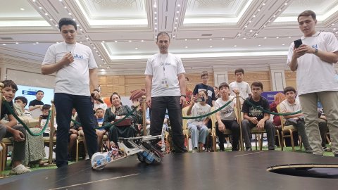 Молодые туркменистанцы сразились на арене роботов-сумоистов на выставке Kids Expo