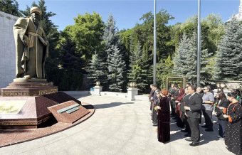 В Анкаре возложили цветы к памятнику Махтумкули Фраги