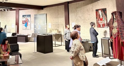  В Токио открылась выставка туркменских костюмов и украшений