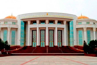 Коллектив Лебапского театра подготовил серию ярких спектаклей