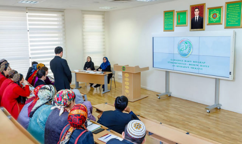 Туркменские педагоги и студенты изучают персидский язык