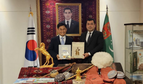 Туркменистан передал коллекцию культурных экспонатов центру культуры в Сеуле