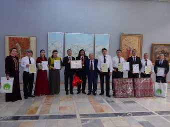 В Туркменистане выставка объединила художников и писателей страны