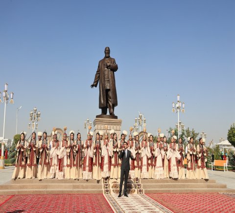 В Ашхабаде торжественно открыли памятник Абаю Кунанбаеву