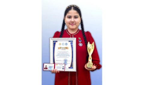 Студентка из Туркменистана получила звание «Лучший студент тюркских народов»