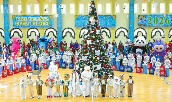 В Ашхабаде воспитанникам Döwletliler köşgi вручили новогодние подарки