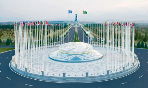 В Ашхабаде прошла церемония возложения цветов к Монументу Нейтралитета