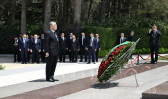 Национальный Лидер туркменского народа почтил память Гейдара Алиева в Баку