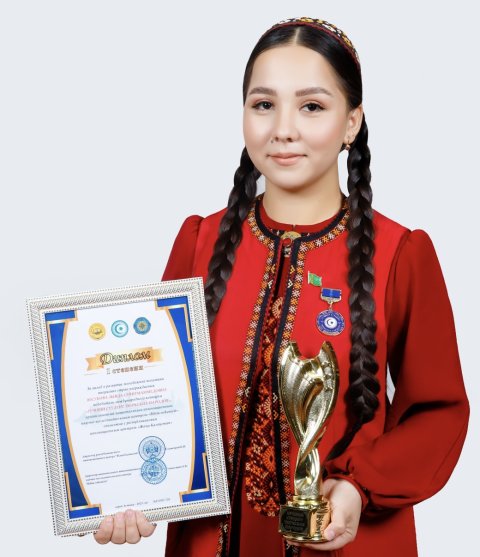 Туркменская студентка Зыяда Юсубова стала Лучшей студенткой тюркских народов