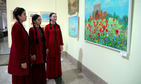 В Ашхабаде открылась выставка к государственным праздникам