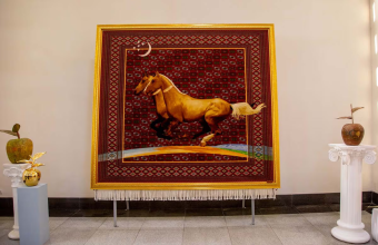 В Ашхабаде открылась совместная выставка ковров и скульптур