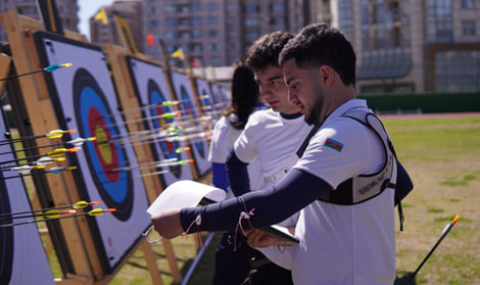 В Баку проходит чемпионат по стрельбе из классического лука