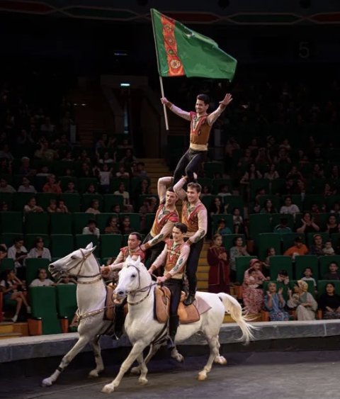 Цирк Туркменистана запустил новогоднее шоу «Крылатые скакуны»