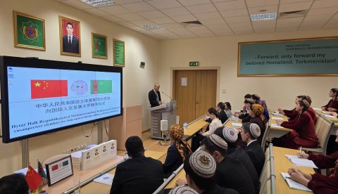 Китайское посольство передало Туркменскому вузу 190 книг и учебных материалов