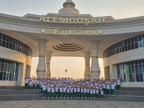 Воспитанники ашхабадского Дворца детей-сирот отдыхают на побережье в Авазе