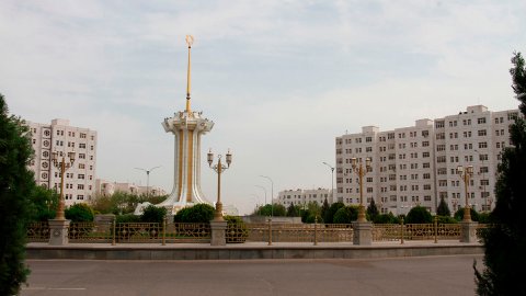 В Дашогузе продолжается масштабная программа по обновлению уличного освещения