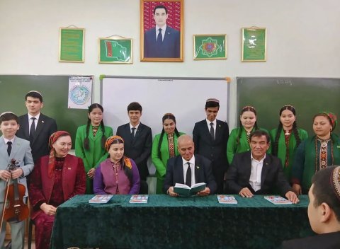 В ашхабадской школе состоялась встреча писателей с учащимися и преподавателями 