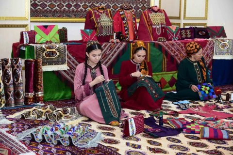 Рукоделие как бизнес для туркменских женщин: в СППТ состоялось мероприятие «Zenan eli gyzyl gül»