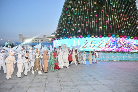 Ашхабад и велаяты Туркменистана украшаются к празднованию Нового 2026 года