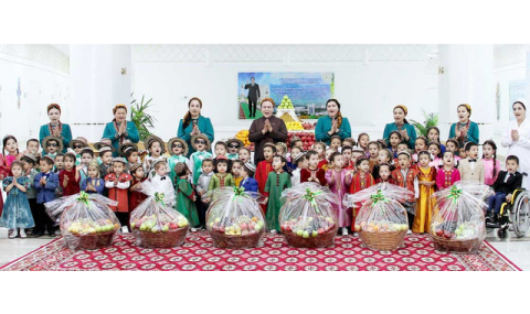 Президент Туркменистана и Герой-Аркадаг поздравили детей подарками