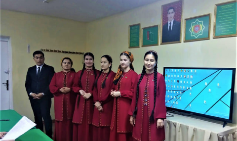 В Туркменском музыкальном училище студенты примеряют роль педагога