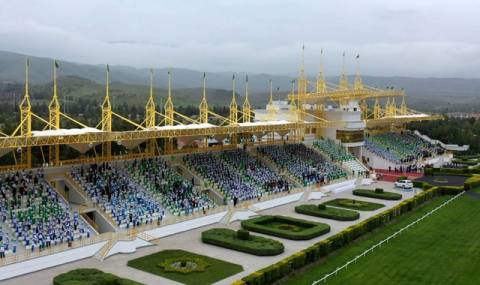 Туркменистан обновляет Ахалтекинский конный комплекс к празднику скакуна