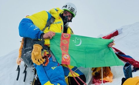 Флаг Туркменистана установили на вершине «Манаслу»