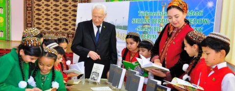 В Ашхабаде детский писатель Хемра Широв встретился с юными читателями 