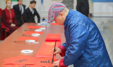 В Ашхабаде проходят мастер-классы китайской каллиграфии