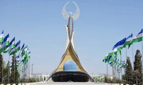 Глава Туркменистана возложил цветы к Монументу Независимости в Ташкенте