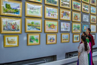 В Ашхабаде открылась яркая выставка юных художников