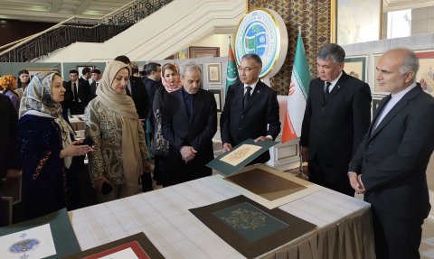 В Ашхабаде завершился мастер-класс по живописи и искусству золочения