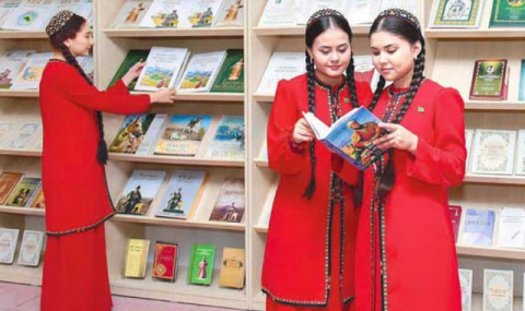 В Ашхабаде презентовали книгу «Aşyk bolmuşam» с произведениями Махтумкули