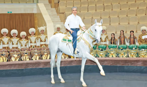Гурбангулы Бердымухамедов передал скакуна Гарашсыз участникам группы «Галкыныш»