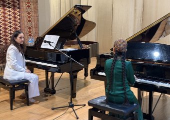 В Ашхабаде французская пианистка Кристин Фонлюпт провела мастер-класс  