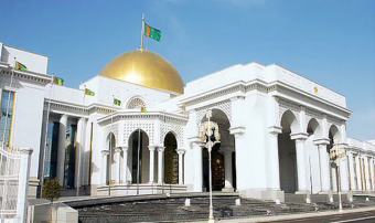 Глава Туркменистана поздравил работников строительного и промышленного комплекса