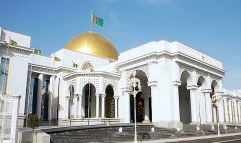 Глава Туркменистана поздравил работников строительного и промышленного комплекса