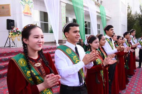 Первые выпускники Туркменистана завершили обучение по 12-летней программе