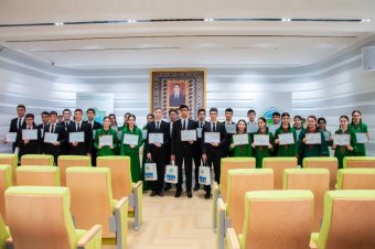 Школьники Ашхабада и Аркадага на конкурсе проверили знания английского языка 