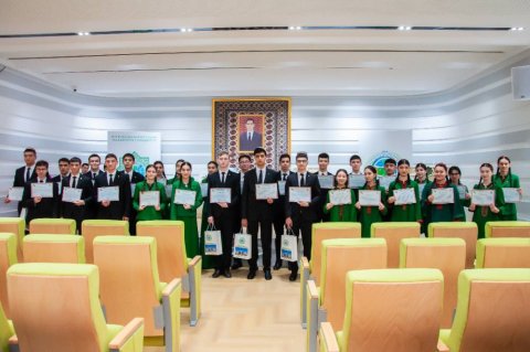 Школьники Ашхабада и Аркадага на конкурсе проверили знания английского языка 